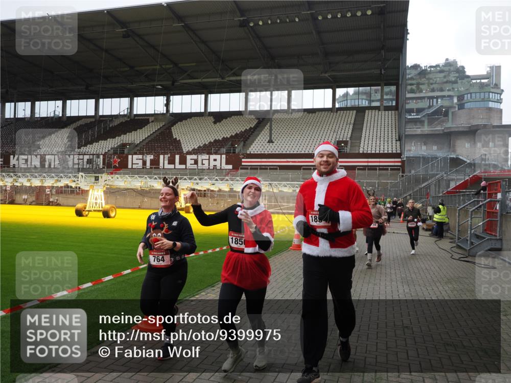 07.12.2025 - St. Pauli X-Mass-Run No. 15 Fabian Wolf http://msf.ph/oto/9399975 07.12.2025 11:04:12 Ziel 215, 216, 222, 305, 432, 734, 764, 1200, 1252, 1254, 1401, 1695, 1854, 1856 meine-sportfotos.de