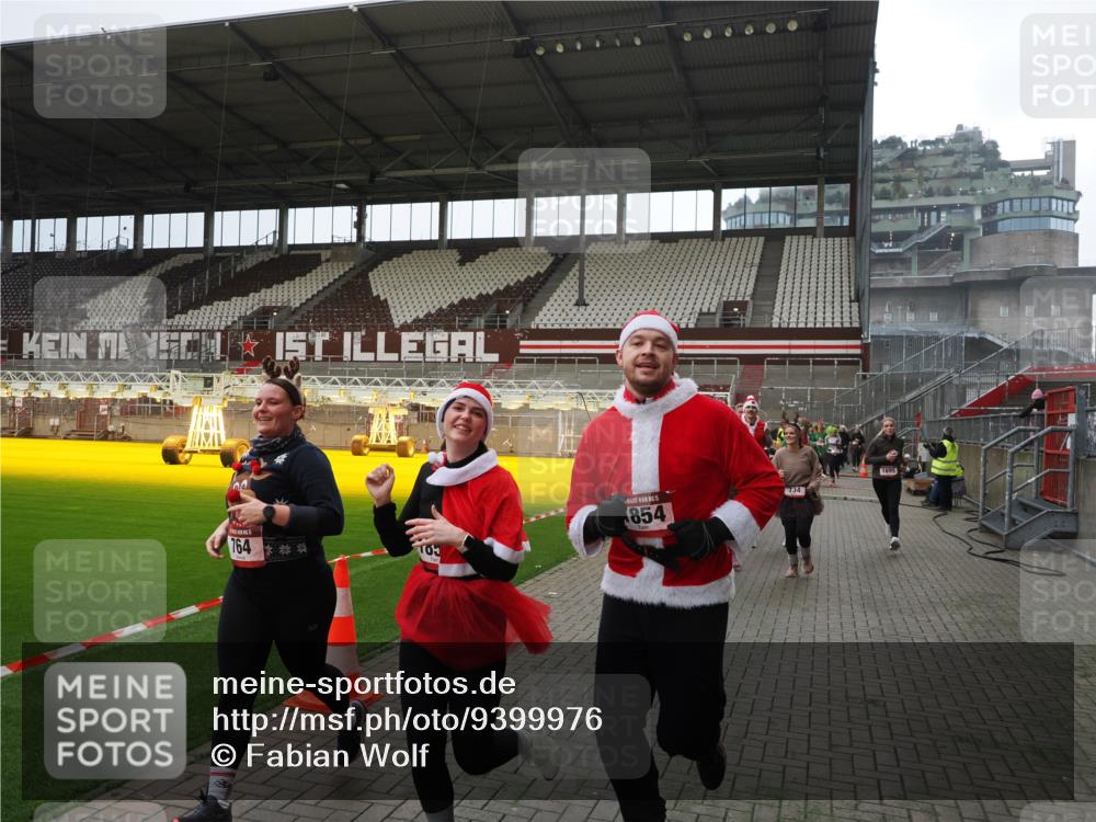 07.12.2025 - St. Pauli X-Mass-Run No. 15 Fabian Wolf http://msf.ph/oto/9399976 07.12.2025 11:04:12 Ziel 215, 216, 222, 305, 432, 734, 764, 1200, 1252, 1254, 1401, 1695, 1854, 1856 meine-sportfotos.de