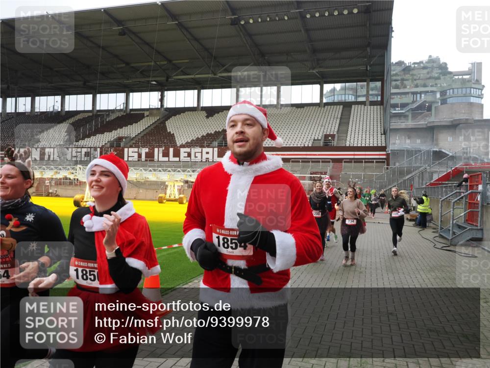 07.12.2025 - St. Pauli X-Mass-Run No. 15 Fabian Wolf http://msf.ph/oto/9399978 07.12.2025 11:04:12 Ziel 215, 216, 222, 305, 432, 734, 764, 1200, 1252, 1254, 1401, 1695, 1854, 1856 meine-sportfotos.de