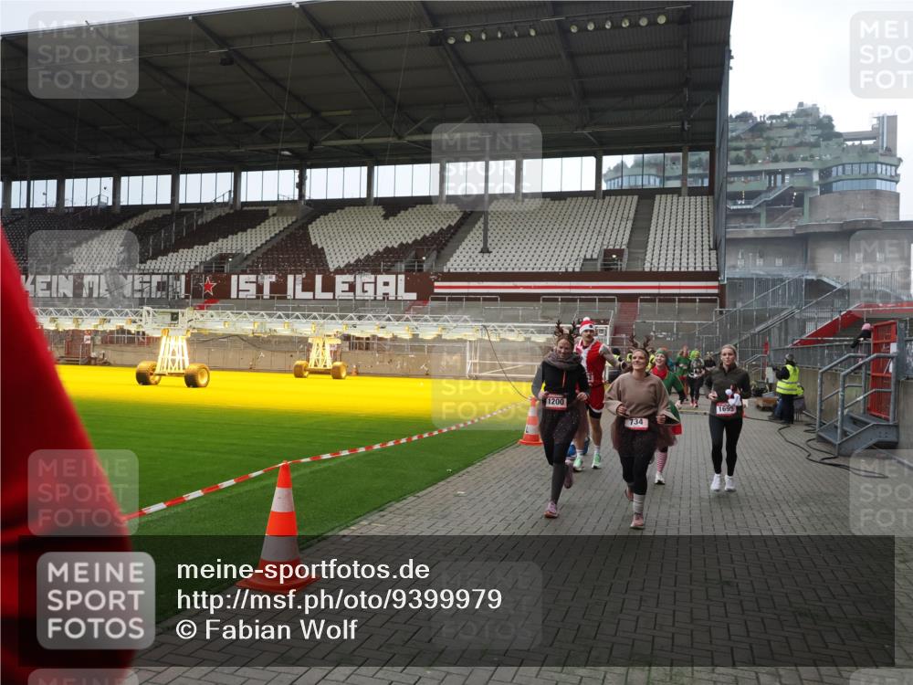 07.12.2025 - St. Pauli X-Mass-Run No. 15 Fabian Wolf http://msf.ph/oto/9399979 07.12.2025 11:04:13 Ziel 126, 215, 216, 222, 285, 305, 432, 734, 764, 1200, 1252, 1254, 1401, 1695, 1854, 1856 meine-sportfotos.de