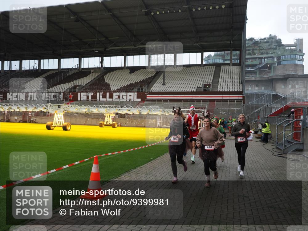 07.12.2025 - St. Pauli X-Mass-Run No. 15 Fabian Wolf http://msf.ph/oto/9399981 07.12.2025 11:04:13 Ziel 126, 215, 216, 222, 285, 305, 432, 734, 764, 1200, 1252, 1254, 1401, 1695, 1854, 1856 meine-sportfotos.de