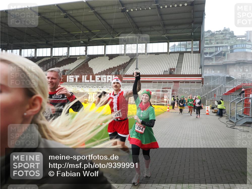 07.12.2025 - St. Pauli X-Mass-Run No. 15 Fabian Wolf http://msf.ph/oto/9399991 07.12.2025 11:04:15 Ziel 126, 215, 216, 285, 305, 432, 734, 740, 764, 1200, 1252, 1254, 1401, 1695, 1766, 1769, 1852, 1854, 1856 meine-sportfotos.de