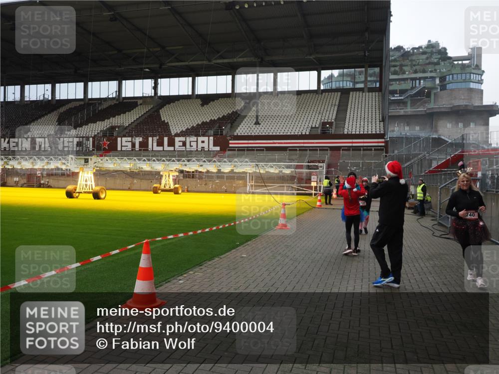 07.12.2025 - St. Pauli X-Mass-Run No. 15 Fabian Wolf http://msf.ph/oto/9400004 07.12.2025 11:04:24 Ziel 126, 285, 305, 700, 702, 734, 740, 1200, 1252, 1254, 1401, 1695, 1766, 1769, 1852, 1854, 1856 meine-sportfotos.de