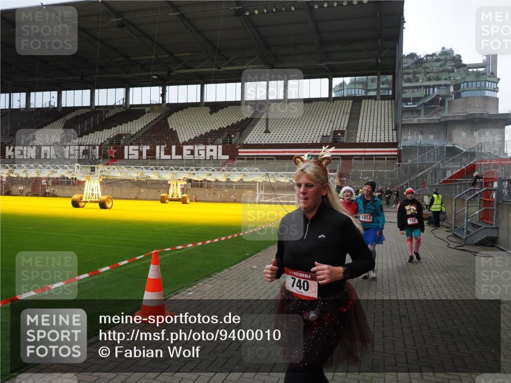 07.12.2025 - St. Pauli X-Mass-Run No. 15 Fabian Wolf http://msf.ph/oto/9400010 07.12.2025 11:04:26 Ziel 126, 285, 305, 700, 702, 740, 1252, 1254, 1401, 1695, 1766, 1769, 1852 meine-sportfotos.de