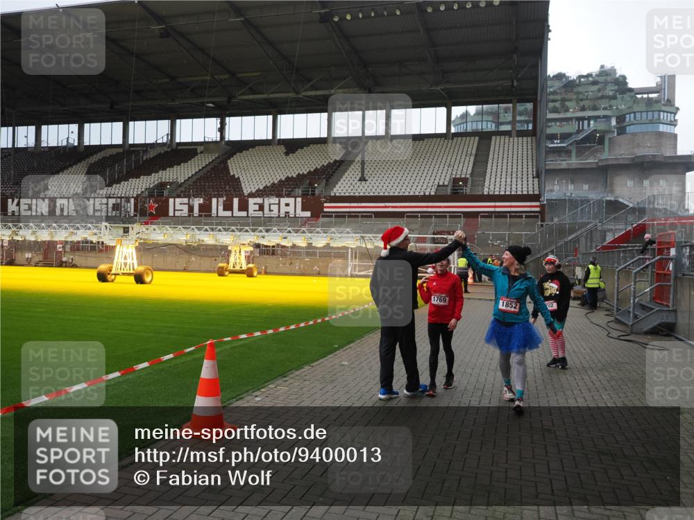 07.12.2025 - St. Pauli X-Mass-Run No. 15 Fabian Wolf http://msf.ph/oto/9400013 07.12.2025 11:04:27 Ziel 126, 285, 305, 700, 702, 740, 1252, 1254, 1401, 1695, 1766, 1769, 1852 meine-sportfotos.de