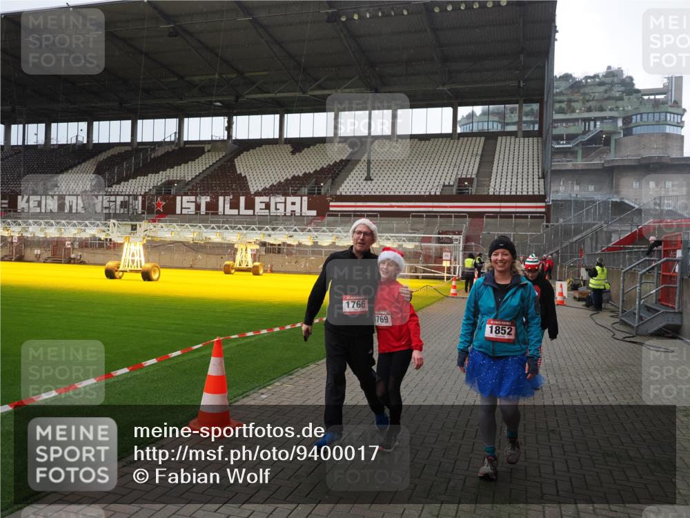 07.12.2025 - St. Pauli X-Mass-Run No. 15 Fabian Wolf http://msf.ph/oto/9400017 07.12.2025 11:04:29 Ziel 126, 285, 305, 700, 702, 740, 1643, 1766, 1769, 1852 meine-sportfotos.de