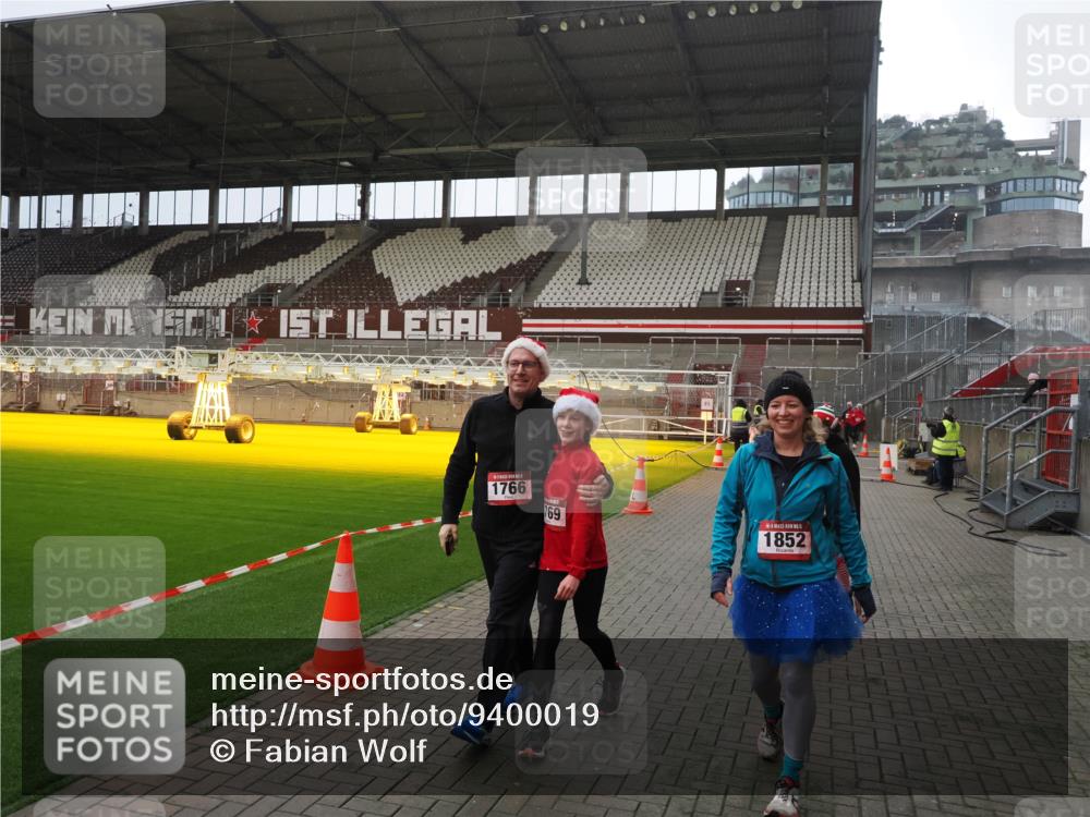 07.12.2025 - St. Pauli X-Mass-Run No. 15 Fabian Wolf http://msf.ph/oto/9400019 07.12.2025 11:04:29 Ziel 126, 285, 305, 700, 702, 740, 1643, 1766, 1769, 1852 meine-sportfotos.de