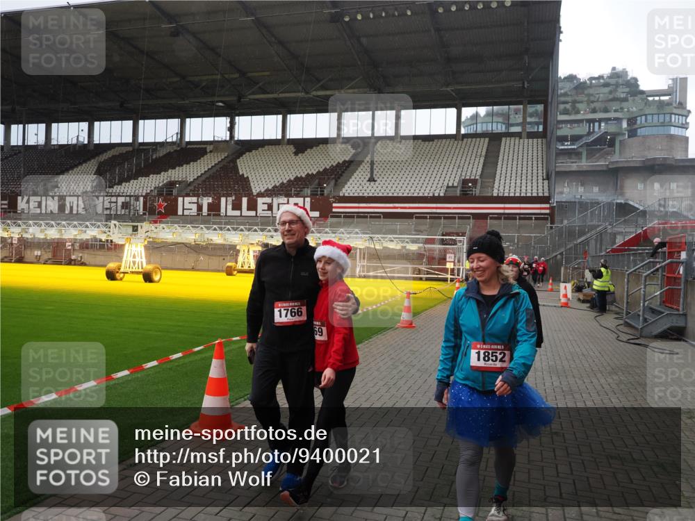07.12.2025 - St. Pauli X-Mass-Run No. 15 Fabian Wolf http://msf.ph/oto/9400021 07.12.2025 11:04:30 Ziel 126, 285, 305, 361, 395, 700, 702, 740, 1643, 1766, 1769, 1852 meine-sportfotos.de