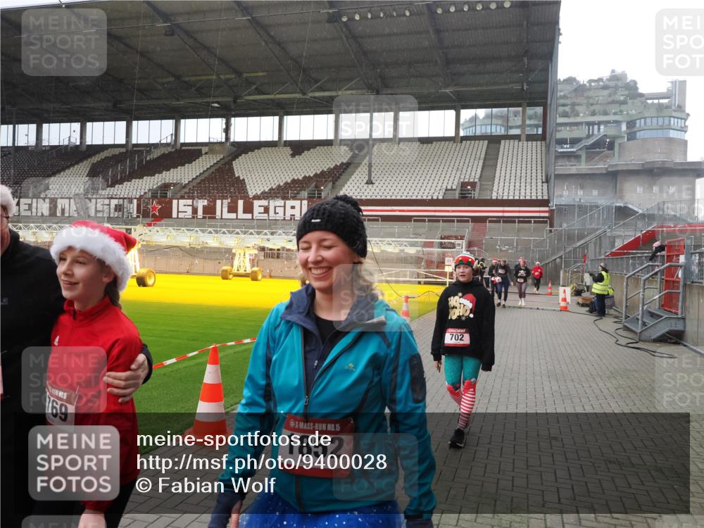 07.12.2025 - St. Pauli X-Mass-Run No. 15 Fabian Wolf http://msf.ph/oto/9400028 07.12.2025 11:04:31 Ziel 126, 285, 305, 361, 395, 700, 702, 740, 1643, 1766, 1769, 1852 meine-sportfotos.de