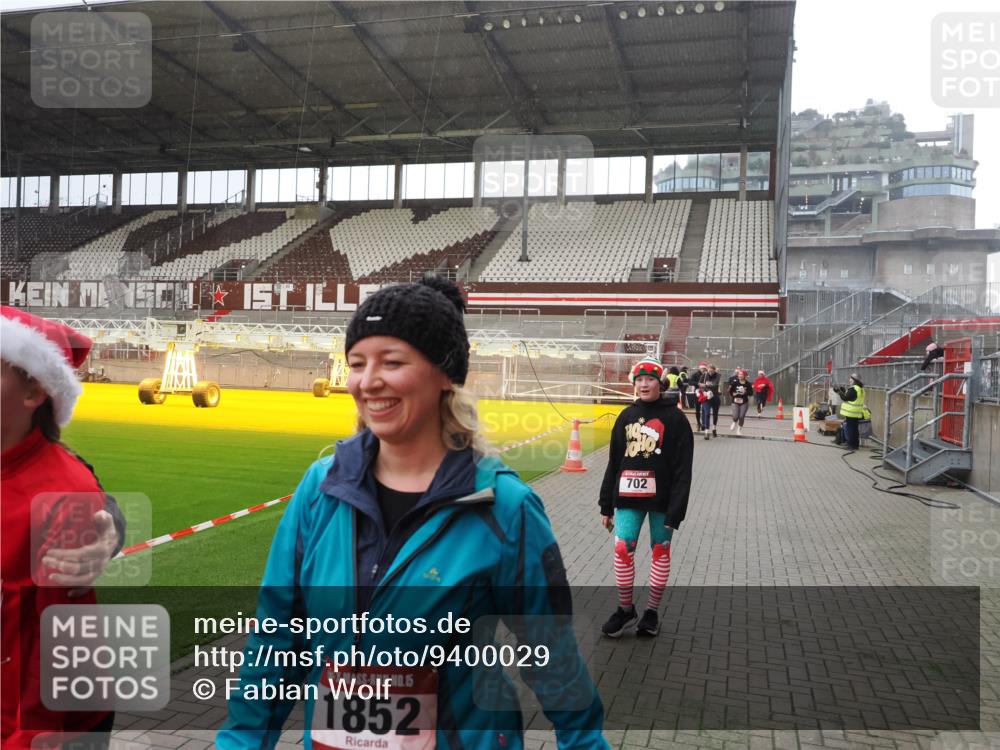 07.12.2025 - St. Pauli X-Mass-Run No. 15 Fabian Wolf http://msf.ph/oto/9400029 07.12.2025 11:04:31 Ziel 126, 285, 305, 361, 395, 700, 702, 740, 1643, 1766, 1769, 1852 meine-sportfotos.de