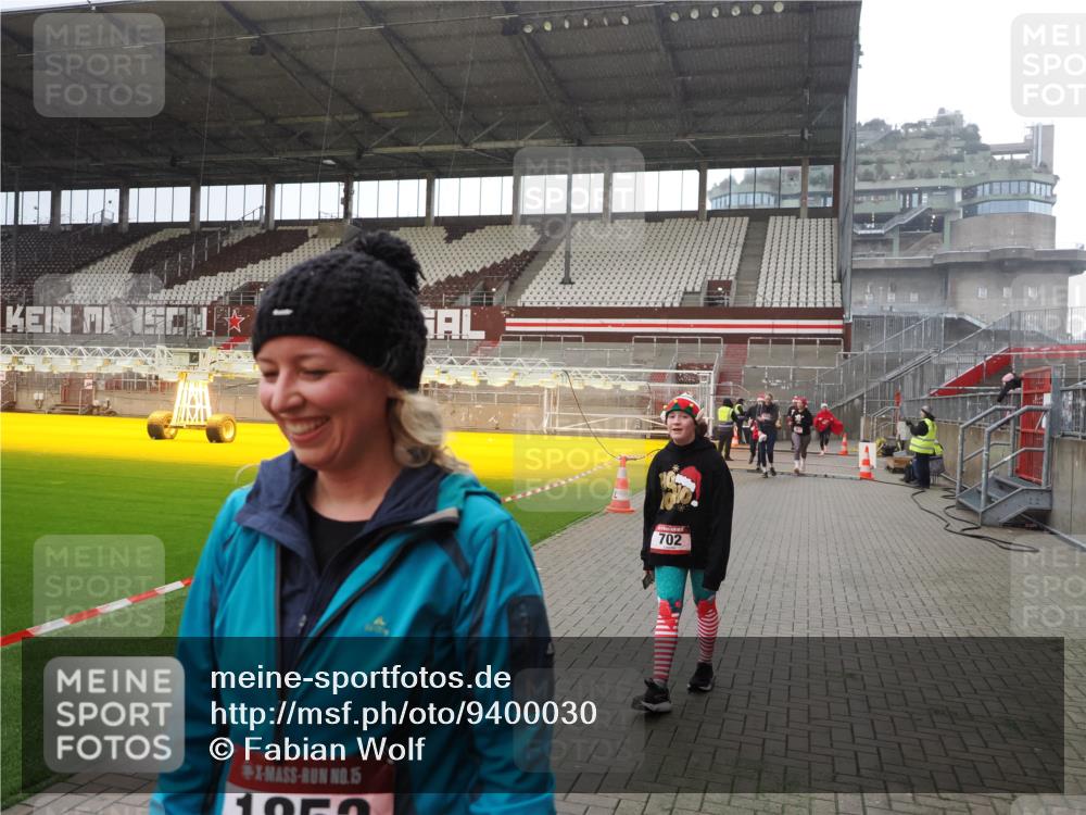 07.12.2025 - St. Pauli X-Mass-Run No. 15 Fabian Wolf http://msf.ph/oto/9400030 07.12.2025 11:04:32 Ziel 126, 285, 305, 361, 395, 700, 702, 740, 1643, 1766, 1769, 1852 meine-sportfotos.de
