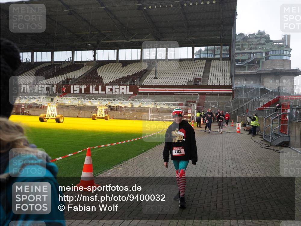 07.12.2025 - St. Pauli X-Mass-Run No. 15 Fabian Wolf http://msf.ph/oto/9400032 07.12.2025 11:04:32 Ziel 126, 285, 305, 361, 395, 700, 702, 740, 1643, 1766, 1769, 1852 meine-sportfotos.de