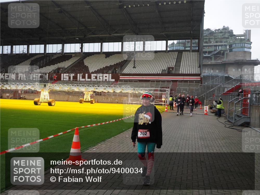 07.12.2025 - St. Pauli X-Mass-Run No. 15 Fabian Wolf http://msf.ph/oto/9400034 07.12.2025 11:04:32 Ziel 126, 285, 305, 361, 395, 700, 702, 740, 1643, 1766, 1769, 1852 meine-sportfotos.de