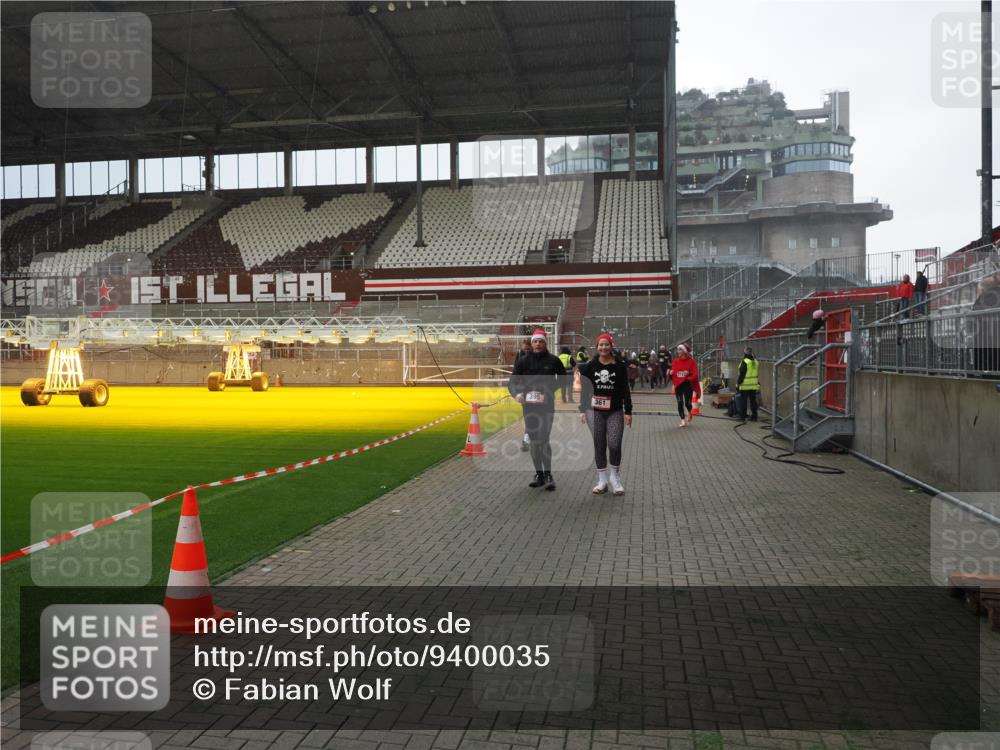 07.12.2025 - St. Pauli X-Mass-Run No. 15 Fabian Wolf http://msf.ph/oto/9400035 07.12.2025 11:04:36 Ziel 361, 395, 700, 702, 1643, 2791, 3719 meine-sportfotos.de