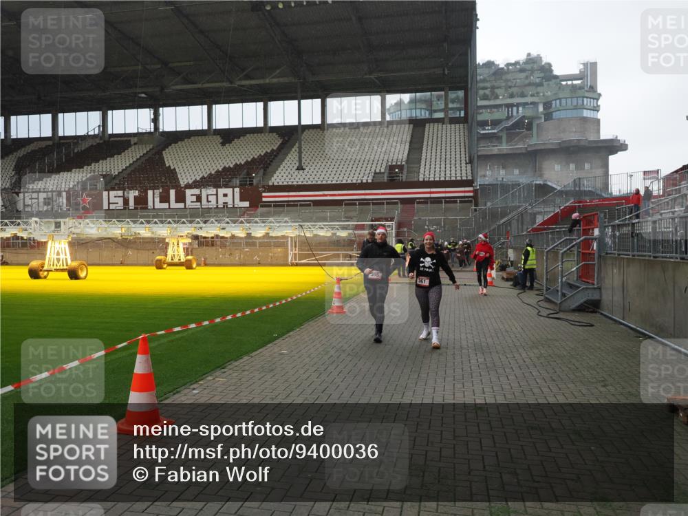 07.12.2025 - St. Pauli X-Mass-Run No. 15 Fabian Wolf http://msf.ph/oto/9400036 07.12.2025 11:04:37 Ziel 361, 395, 700, 702, 1643, 2791, 3719 meine-sportfotos.de