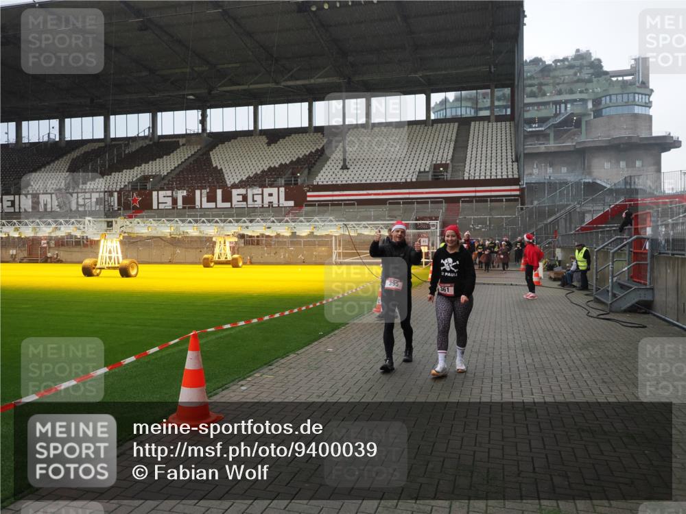 07.12.2025 - St. Pauli X-Mass-Run No. 15 Fabian Wolf http://msf.ph/oto/9400039 07.12.2025 11:04:38 Ziel 361, 395, 700, 702, 1643, 2791, 3719 meine-sportfotos.de