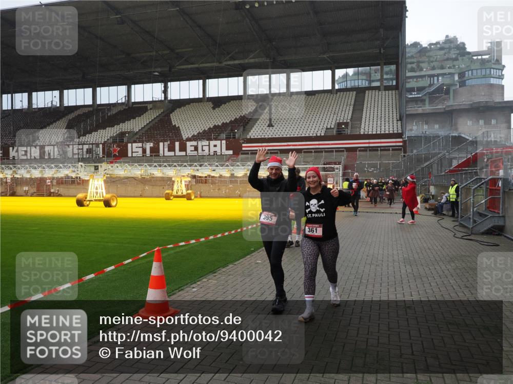 07.12.2025 - St. Pauli X-Mass-Run No. 15 Fabian Wolf http://msf.ph/oto/9400042 07.12.2025 11:04:39 Ziel 33, 361, 395, 1643, 2791, 2919, 3719 meine-sportfotos.de