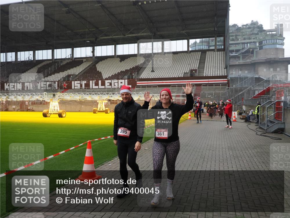 07.12.2025 - St. Pauli X-Mass-Run No. 15 Fabian Wolf http://msf.ph/oto/9400045 07.12.2025 11:04:40 Ziel 33, 361, 395, 1643, 2791, 2919, 3719, 4565, 4570, 4571 meine-sportfotos.de