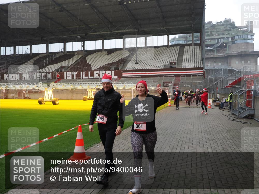 07.12.2025 - St. Pauli X-Mass-Run No. 15 Fabian Wolf http://msf.ph/oto/9400046 07.12.2025 11:04:40 Ziel 33, 361, 395, 1643, 2791, 2919, 3719, 4565, 4570, 4571 meine-sportfotos.de