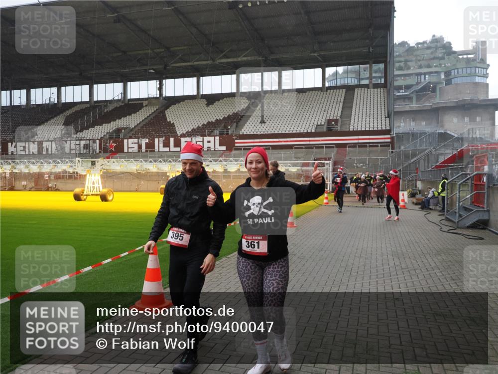 07.12.2025 - St. Pauli X-Mass-Run No. 15 Fabian Wolf http://msf.ph/oto/9400047 07.12.2025 11:04:40 Ziel 33, 361, 395, 1643, 2791, 2919, 3719, 4565, 4570, 4571 meine-sportfotos.de