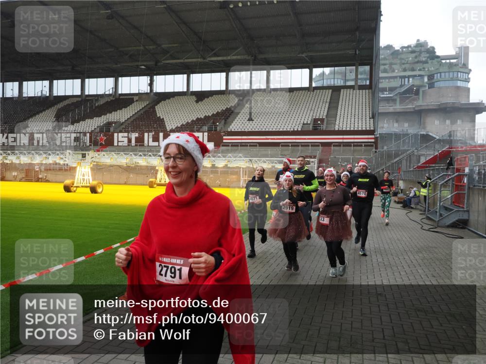 07.12.2025 - St. Pauli X-Mass-Run No. 15 Fabian Wolf http://msf.ph/oto/9400067 07.12.2025 11:04:47 Ziel 33, 361, 395, 1643, 2791, 2919, 3719, 4561, 4562, 4563, 4565, 4566, 4567, 4568, 4569, 4570, 4571, 4572, 4573, 4575, 4576, 4577, 4578 meine-sportfotos.de