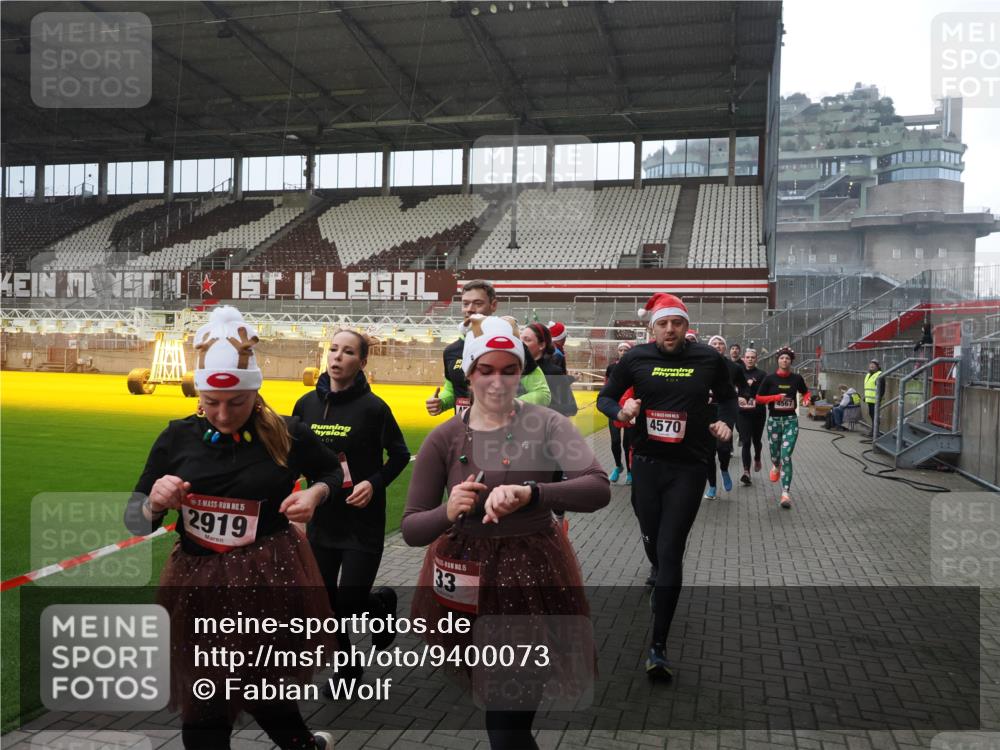 07.12.2025 - St. Pauli X-Mass-Run No. 15 Fabian Wolf http://msf.ph/oto/9400073 07.12.2025 11:04:48 Ziel 33, 361, 395, 1212, 1411, 1643, 2791, 2919, 3719, 4561, 4562, 4563, 4565, 4566, 4567, 4568, 4569, 4570, 4571, 4572, 4573, 4575, 4576, 4577, 4578 meine-sportfotos.de