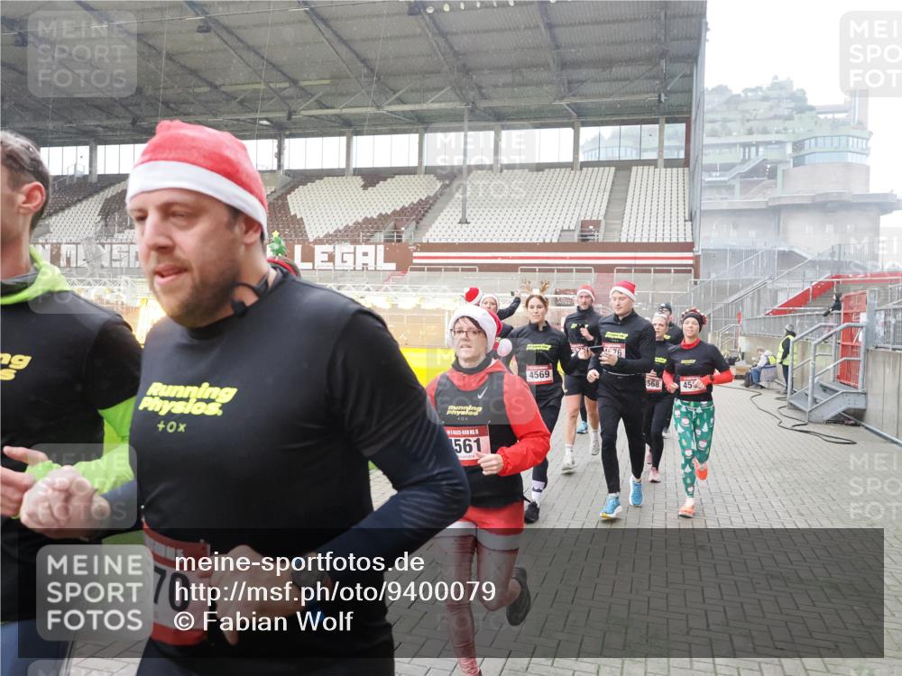 07.12.2025 - St. Pauli X-Mass-Run No. 15 Fabian Wolf http://msf.ph/oto/9400079 07.12.2025 11:04:50 Ziel 33, 117, 128, 361, 395, 1212, 1411, 2791, 2919, 3719, 4561, 4562, 4563, 4565, 4566, 4567, 4568, 4569, 4570, 4571, 4572, 4573, 4575, 4576, 4577, 4578 meine-sportfotos.de