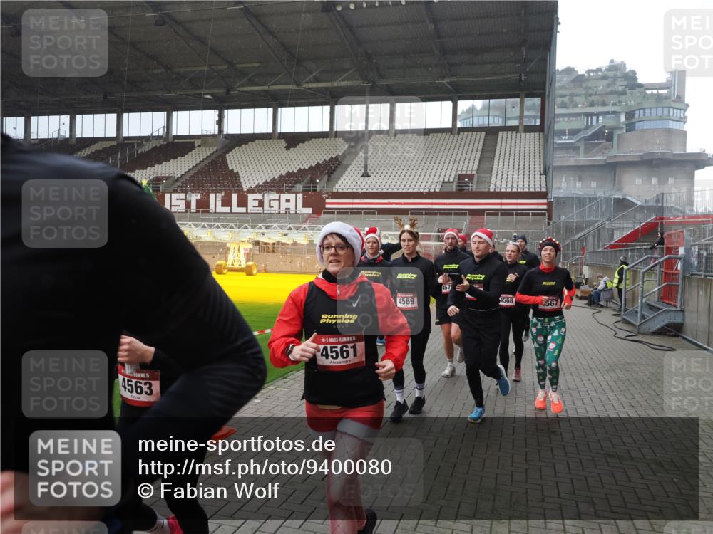 07.12.2025 - St. Pauli X-Mass-Run No. 15 Fabian Wolf http://msf.ph/oto/9400080 07.12.2025 11:04:50 Ziel 33, 117, 128, 361, 395, 1212, 1411, 2791, 2919, 3719, 4561, 4562, 4563, 4565, 4566, 4567, 4568, 4569, 4570, 4571, 4572, 4573, 4575, 4576, 4577, 4578 meine-sportfotos.de