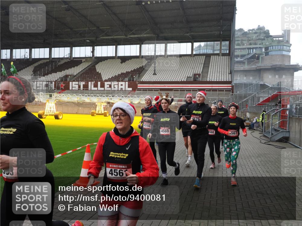 07.12.2025 - St. Pauli X-Mass-Run No. 15 Fabian Wolf http://msf.ph/oto/9400081 07.12.2025 11:04:50 Ziel 33, 117, 128, 361, 395, 1212, 1411, 2791, 2919, 3719, 4561, 4562, 4563, 4565, 4566, 4567, 4568, 4569, 4570, 4571, 4572, 4573, 4575, 4576, 4577, 4578 meine-sportfotos.de