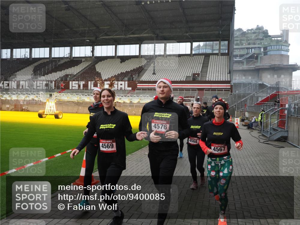 07.12.2025 - St. Pauli X-Mass-Run No. 15 Fabian Wolf http://msf.ph/oto/9400085 07.12.2025 11:04:51 Ziel 33, 117, 128, 1212, 1411, 2791, 2919, 3719, 4561, 4562, 4563, 4565, 4566, 4567, 4568, 4569, 4570, 4571, 4572, 4573, 4575, 4576, 4577, 4578 meine-sportfotos.de