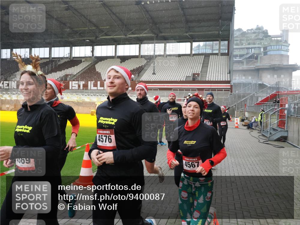 07.12.2025 - St. Pauli X-Mass-Run No. 15 Fabian Wolf http://msf.ph/oto/9400087 07.12.2025 11:04:51 Ziel 33, 117, 128, 1212, 1411, 2791, 2919, 3719, 4561, 4562, 4563, 4565, 4566, 4567, 4568, 4569, 4570, 4571, 4572, 4573, 4575, 4576, 4577, 4578 meine-sportfotos.de