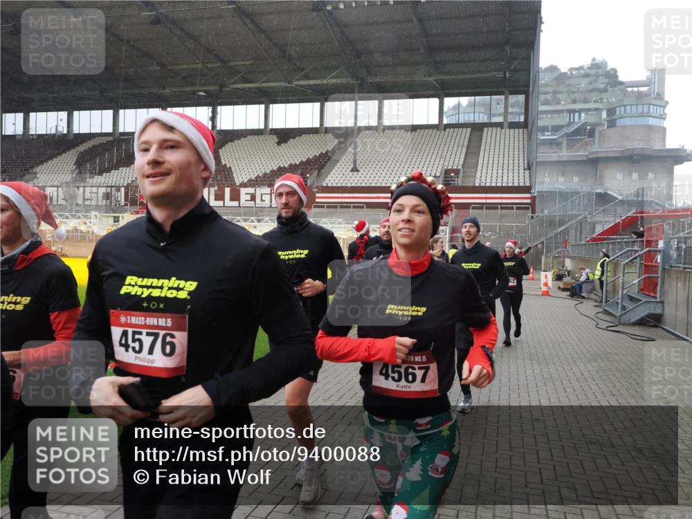 07.12.2025 - St. Pauli X-Mass-Run No. 15 Fabian Wolf http://msf.ph/oto/9400088 07.12.2025 11:04:51 Ziel 33, 117, 128, 1212, 1411, 2791, 2919, 3719, 4561, 4562, 4563, 4565, 4566, 4567, 4568, 4569, 4570, 4571, 4572, 4573, 4575, 4576, 4577, 4578 meine-sportfotos.de