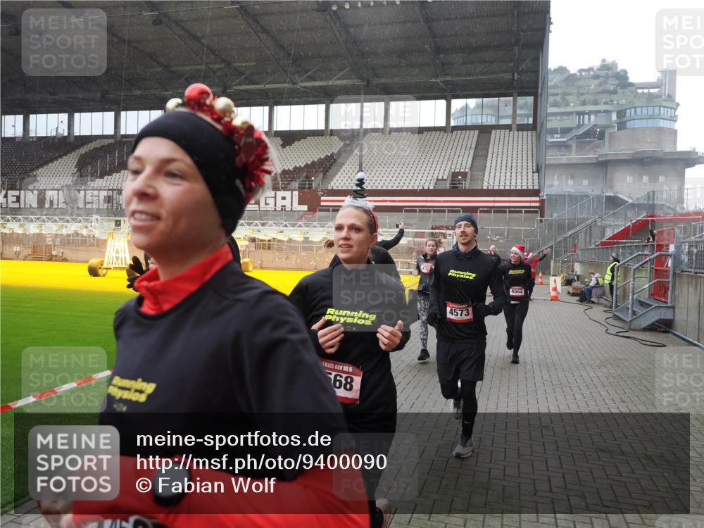 07.12.2025 - St. Pauli X-Mass-Run No. 15 Fabian Wolf http://msf.ph/oto/9400090 07.12.2025 11:04:52 Ziel 33, 117, 128, 1212, 1411, 2791, 2919, 3719, 4561, 4562, 4563, 4565, 4566, 4567, 4568, 4569, 4570, 4571, 4572, 4573, 4575, 4576, 4577, 4578 meine-sportfotos.de
