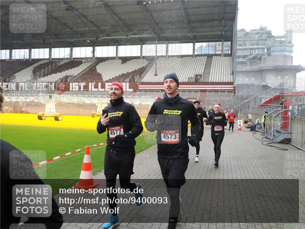 07.12.2025 - St. Pauli X-Mass-Run No. 15 Fabian Wolf http://msf.ph/oto/9400093 07.12.2025 11:04:52 Ziel 33, 117, 128, 1212, 1411, 2791, 2919, 3719, 4561, 4562, 4563, 4565, 4566, 4567, 4568, 4569, 4570, 4571, 4572, 4573, 4575, 4576, 4577, 4578 meine-sportfotos.de