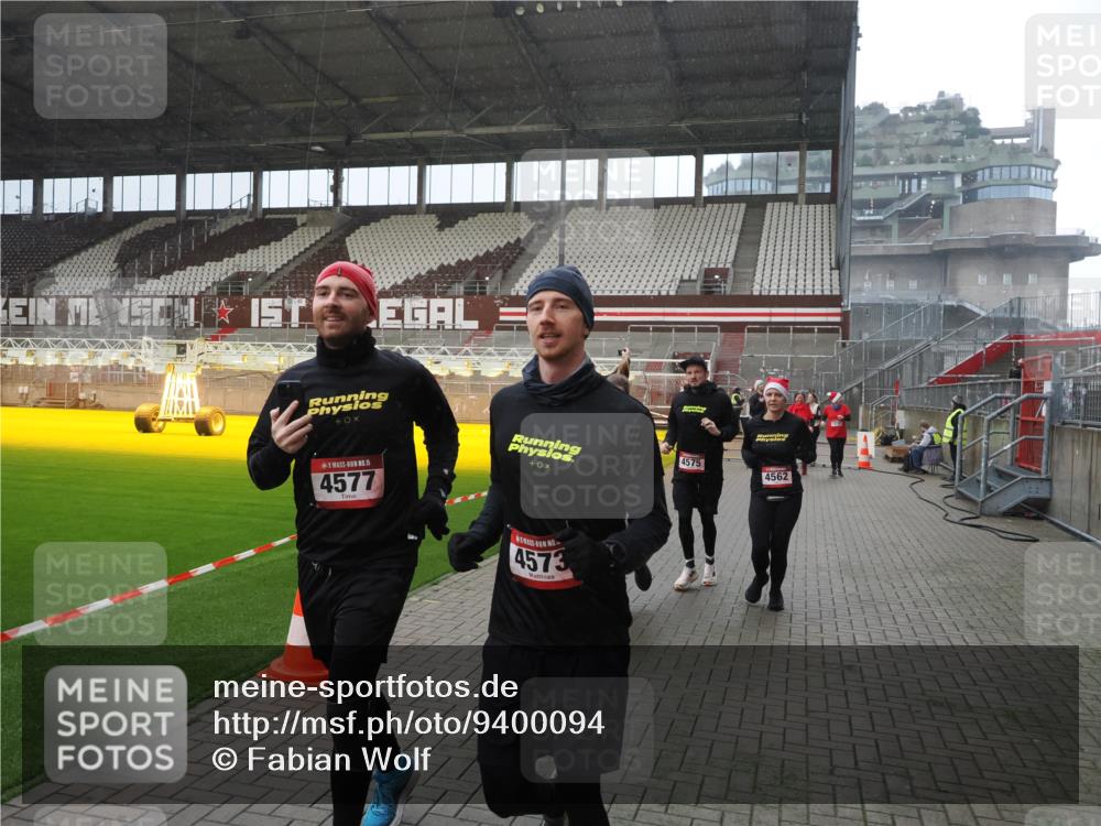 07.12.2025 - St. Pauli X-Mass-Run No. 15 Fabian Wolf http://msf.ph/oto/9400094 07.12.2025 11:04:53 Ziel 33, 117, 128, 1212, 1411, 2791, 2919, 3719, 4561, 4562, 4563, 4565, 4566, 4567, 4568, 4569, 4570, 4571, 4572, 4573, 4575, 4576, 4577, 4578 meine-sportfotos.de