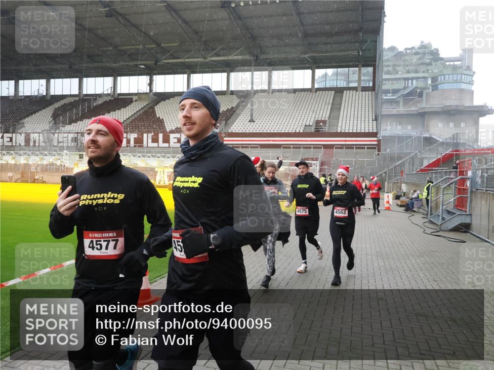 07.12.2025 - St. Pauli X-Mass-Run No. 15 Fabian Wolf http://msf.ph/oto/9400095 07.12.2025 11:04:53 Ziel 33, 117, 128, 1212, 1411, 2791, 2919, 3719, 4561, 4562, 4563, 4565, 4566, 4567, 4568, 4569, 4570, 4571, 4572, 4573, 4575, 4576, 4577, 4578 meine-sportfotos.de