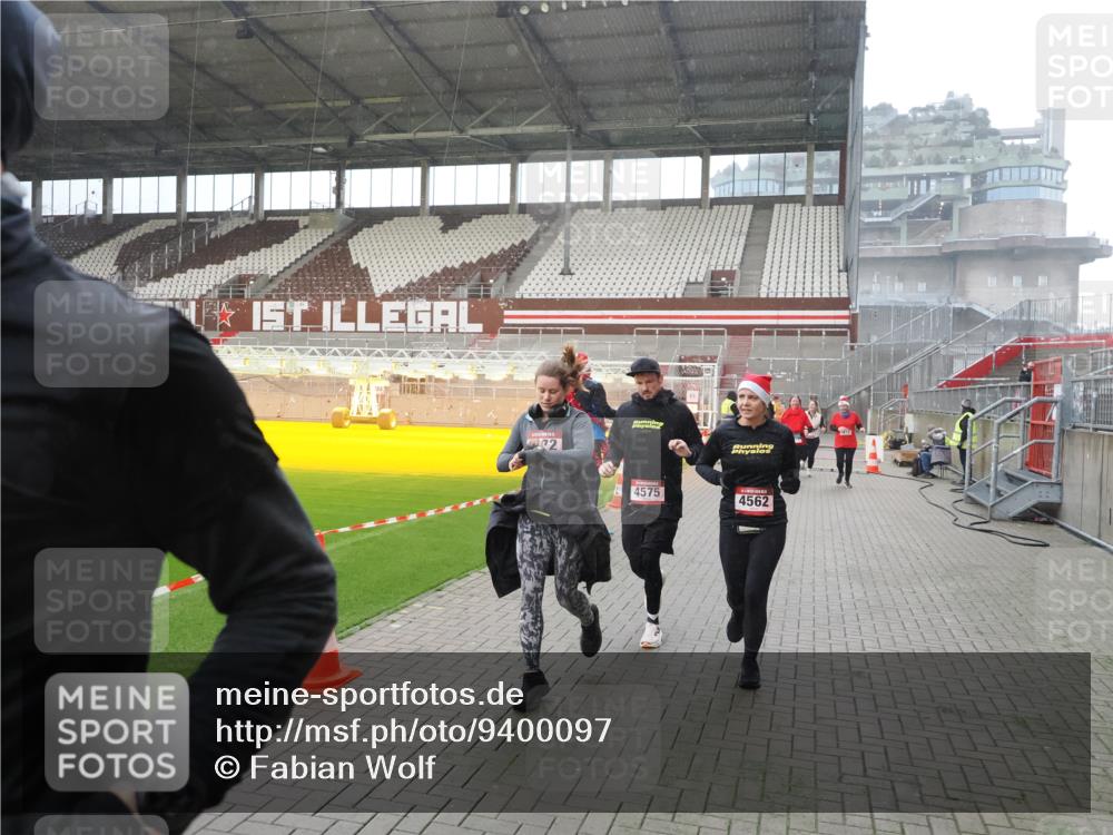 07.12.2025 - St. Pauli X-Mass-Run No. 15 Fabian Wolf http://msf.ph/oto/9400097 07.12.2025 11:04:53 Ziel 33, 117, 128, 1212, 1411, 2791, 2919, 3719, 4561, 4562, 4563, 4565, 4566, 4567, 4568, 4569, 4570, 4571, 4572, 4573, 4575, 4576, 4577, 4578 meine-sportfotos.de