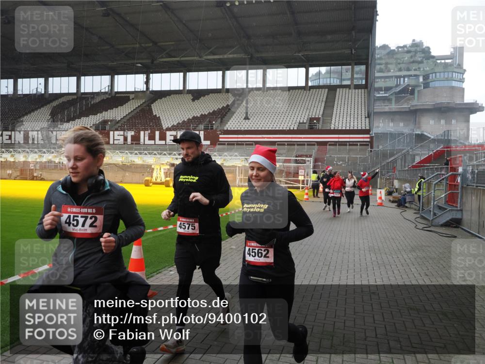 07.12.2025 - St. Pauli X-Mass-Run No. 15 Fabian Wolf http://msf.ph/oto/9400102 07.12.2025 11:04:54 Ziel 33, 117, 128, 1212, 1411, 2919, 3719, 4561, 4562, 4563, 4565, 4566, 4567, 4568, 4569, 4570, 4571, 4572, 4573, 4575, 4576, 4577, 4578 meine-sportfotos.de