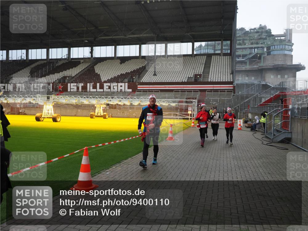 07.12.2025 - St. Pauli X-Mass-Run No. 15 Fabian Wolf http://msf.ph/oto/9400110 07.12.2025 11:04:56 Ziel 33, 117, 128, 1212, 1411, 2919, 4561, 4562, 4563, 4565, 4566, 4567, 4568, 4569, 4570, 4571, 4572, 4573, 4575, 4576, 4577, 4578 meine-sportfotos.de