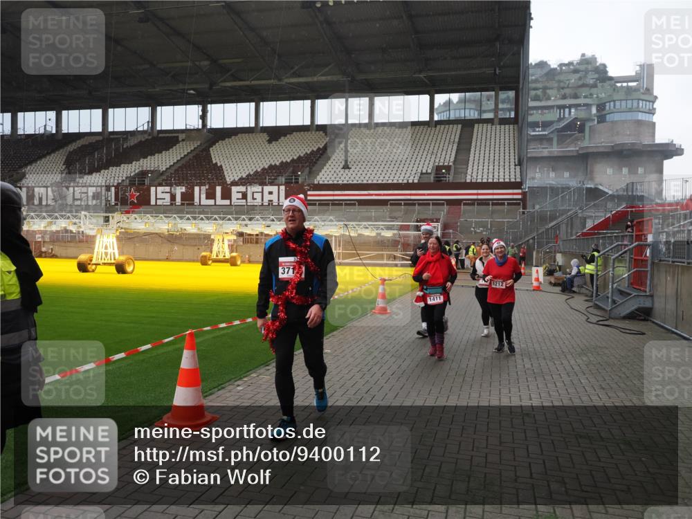 07.12.2025 - St. Pauli X-Mass-Run No. 15 Fabian Wolf http://msf.ph/oto/9400112 07.12.2025 11:04:57 Ziel 33, 117, 128, 1212, 1411, 2919, 4561, 4562, 4563, 4565, 4566, 4567, 4568, 4569, 4570, 4571, 4572, 4573, 4575, 4576, 4577, 4578 meine-sportfotos.de