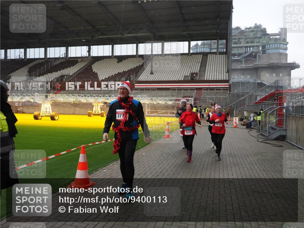 07.12.2025 - St. Pauli X-Mass-Run No. 15 Fabian Wolf http://msf.ph/oto/9400113 07.12.2025 11:04:57 Ziel 33, 117, 128, 1212, 1411, 2919, 4561, 4562, 4563, 4565, 4566, 4567, 4568, 4569, 4570, 4571, 4572, 4573, 4575, 4576, 4577, 4578 meine-sportfotos.de