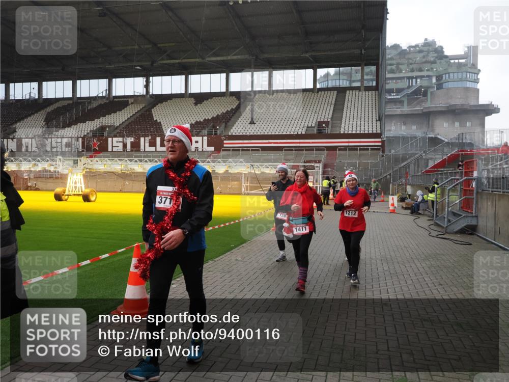 07.12.2025 - St. Pauli X-Mass-Run No. 15 Fabian Wolf http://msf.ph/oto/9400116 07.12.2025 11:04:58 Ziel 33, 117, 128, 1212, 1411, 2919, 4561, 4562, 4563, 4565, 4566, 4567, 4568, 4569, 4570, 4571, 4572, 4573, 4575, 4576, 4577, 4578 meine-sportfotos.de