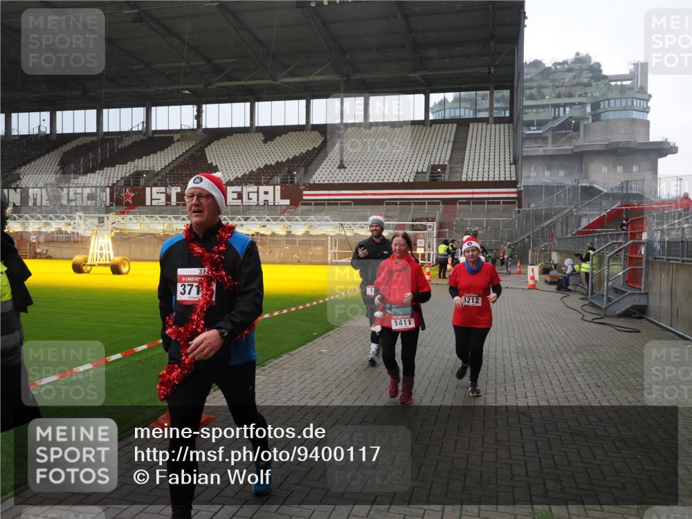 07.12.2025 - St. Pauli X-Mass-Run No. 15 Fabian Wolf http://msf.ph/oto/9400117 07.12.2025 11:04:58 Ziel 33, 117, 128, 1212, 1411, 2919, 4561, 4562, 4563, 4565, 4566, 4567, 4568, 4569, 4570, 4571, 4572, 4573, 4575, 4576, 4577, 4578 meine-sportfotos.de