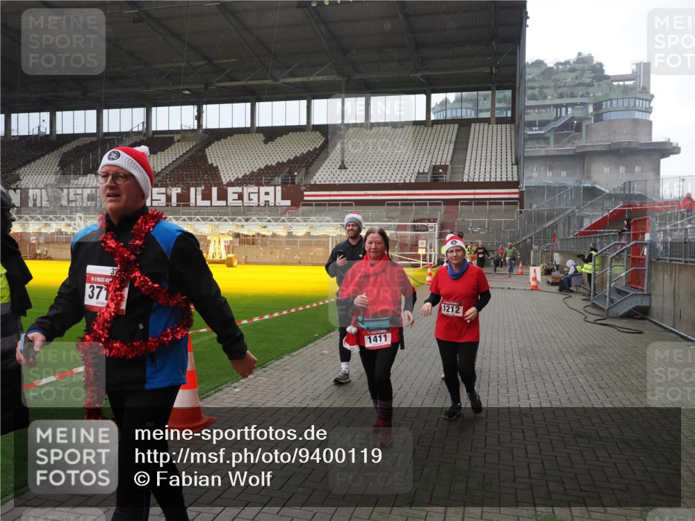 07.12.2025 - St. Pauli X-Mass-Run No. 15 Fabian Wolf http://msf.ph/oto/9400119 07.12.2025 11:04:58 Ziel 33, 117, 128, 1212, 1411, 2919, 4561, 4562, 4563, 4565, 4566, 4567, 4568, 4569, 4570, 4571, 4572, 4573, 4575, 4576, 4577, 4578 meine-sportfotos.de