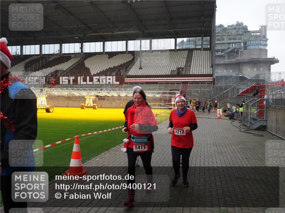 07.12.2025 - St. Pauli X-Mass-Run No. 15 Fabian Wolf http://msf.ph/oto/9400121 07.12.2025 11:04:59 Ziel 33, 117, 128, 1212, 1411, 2919, 4561, 4562, 4563, 4565, 4566, 4567, 4568, 4569, 4570, 4571, 4572, 4573, 4575, 4576, 4577, 4578 meine-sportfotos.de