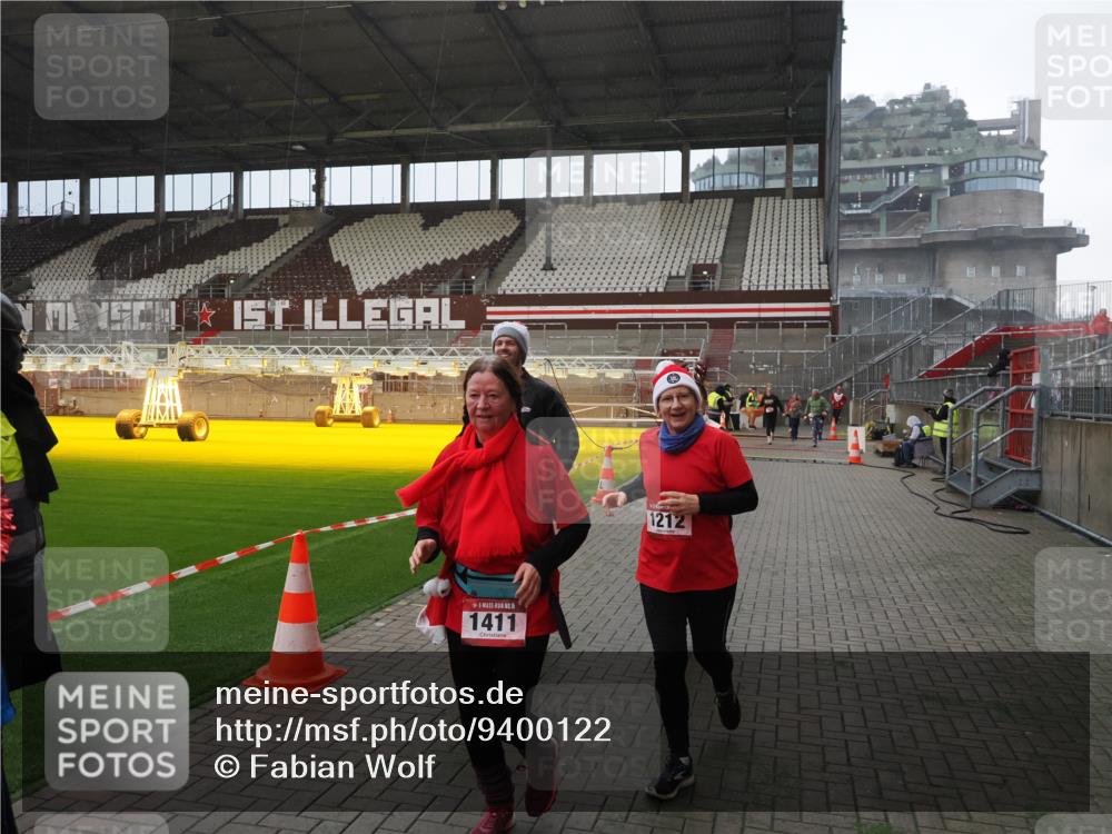 07.12.2025 - St. Pauli X-Mass-Run No. 15 Fabian Wolf http://msf.ph/oto/9400122 07.12.2025 11:04:59 Ziel 33, 117, 128, 1212, 1411, 2919, 4561, 4562, 4563, 4565, 4566, 4567, 4568, 4569, 4570, 4571, 4572, 4573, 4575, 4576, 4577, 4578 meine-sportfotos.de