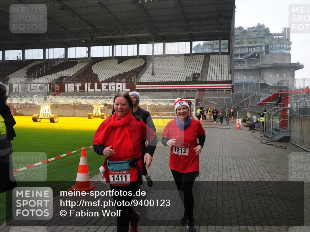 07.12.2025 - St. Pauli X-Mass-Run No. 15 Fabian Wolf http://msf.ph/oto/9400123 07.12.2025 11:04:59 Ziel 33, 117, 128, 1212, 1411, 2919, 4561, 4562, 4563, 4565, 4566, 4567, 4568, 4569, 4570, 4571, 4572, 4573, 4575, 4576, 4577, 4578 meine-sportfotos.de