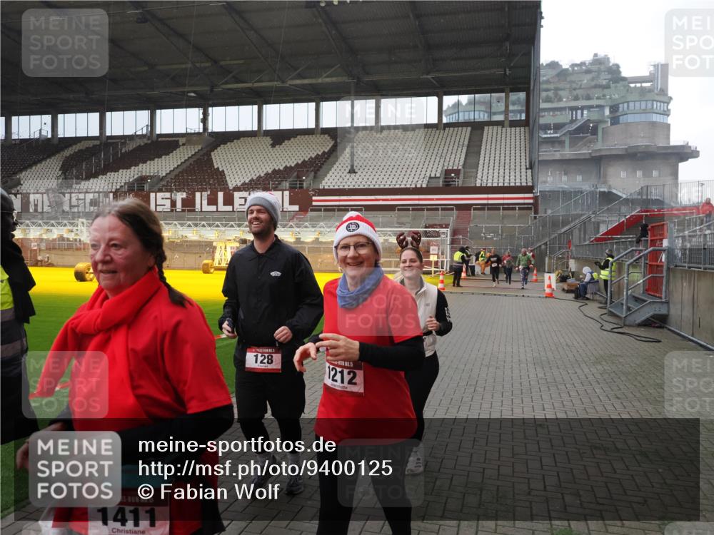 07.12.2025 - St. Pauli X-Mass-Run No. 15 Fabian Wolf http://msf.ph/oto/9400125 07.12.2025 11:05:00 Ziel 117, 128, 889, 1152, 1212, 1411, 4561, 4562, 4563, 4565, 4566, 4567, 4568, 4569, 4570, 4571, 4572, 4573, 4575, 4576, 4577, 4578 meine-sportfotos.de