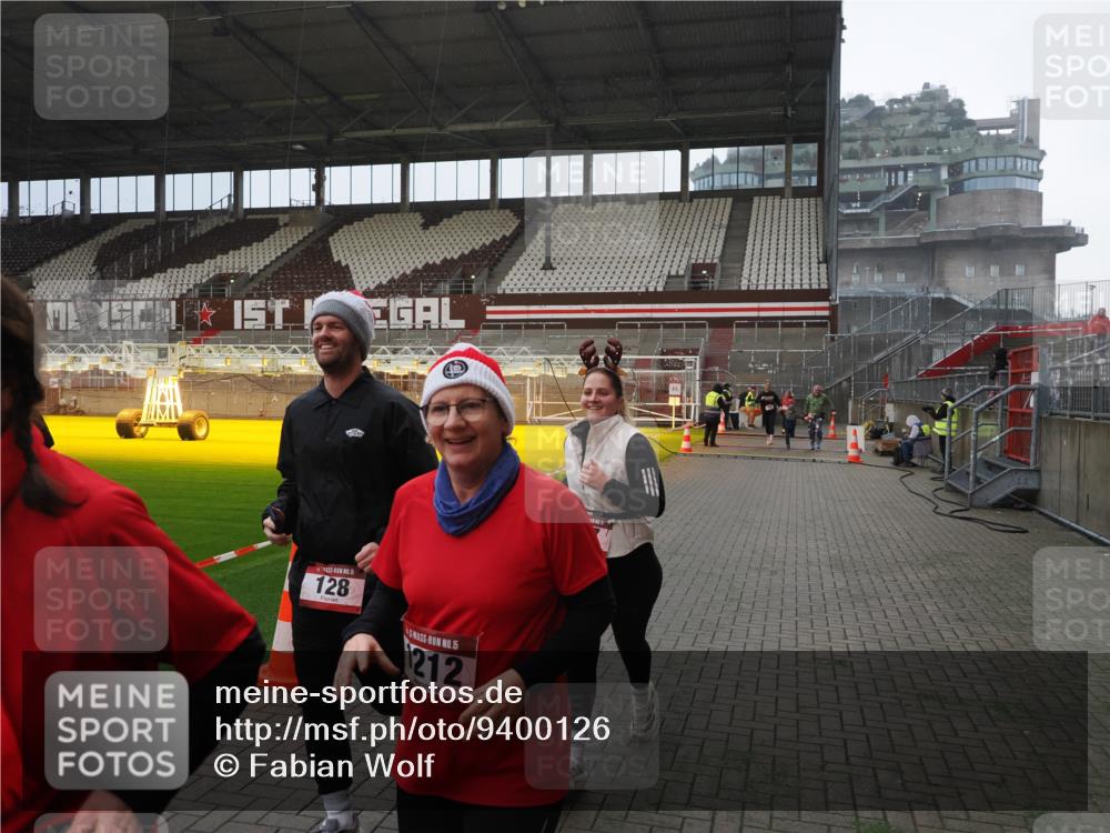 07.12.2025 - St. Pauli X-Mass-Run No. 15 Fabian Wolf http://msf.ph/oto/9400126 07.12.2025 11:05:00 Ziel 117, 128, 889, 1152, 1212, 1411, 4561, 4562, 4563, 4565, 4566, 4567, 4568, 4569, 4570, 4571, 4572, 4573, 4575, 4576, 4577, 4578 meine-sportfotos.de