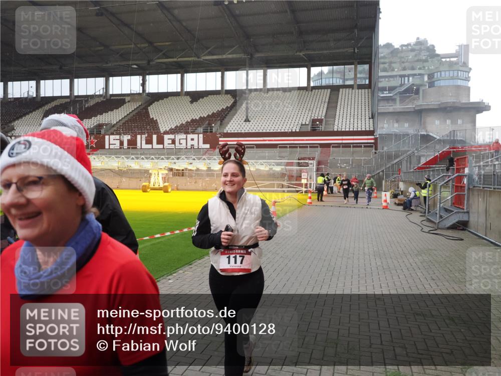 07.12.2025 - St. Pauli X-Mass-Run No. 15 Fabian Wolf http://msf.ph/oto/9400128 07.12.2025 11:05:00 Ziel 117, 128, 889, 1152, 1212, 1411, 4561, 4562, 4563, 4565, 4566, 4567, 4568, 4569, 4570, 4571, 4572, 4573, 4575, 4576, 4577, 4578 meine-sportfotos.de